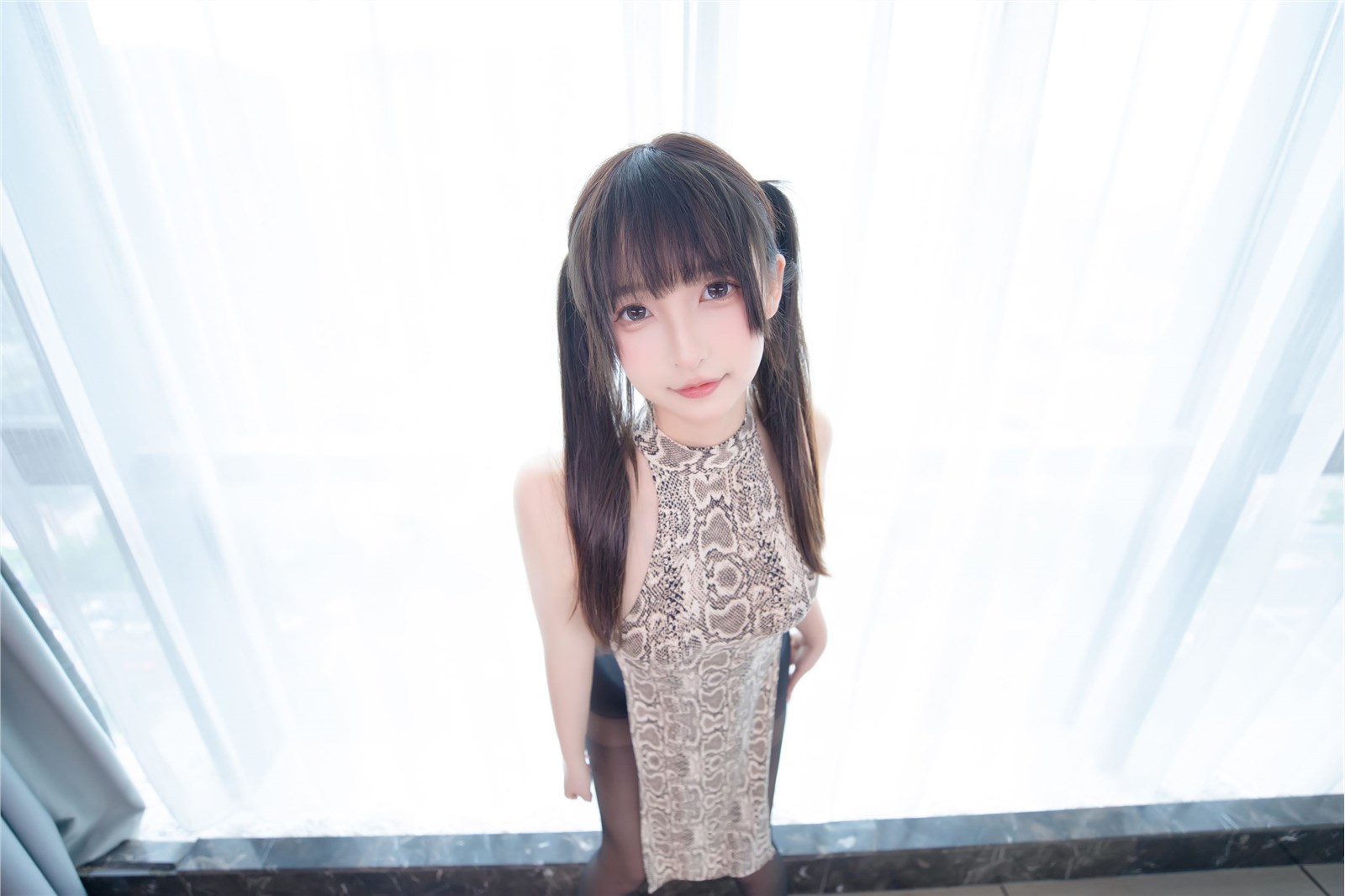 Kaminazaka Mayumi - A cheongsam with python patterns(42)